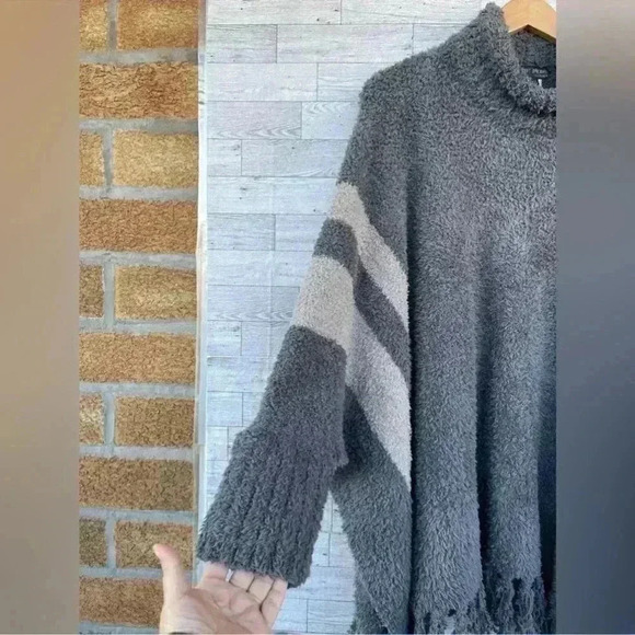 Barefoot Dreams One Size Cozy Chic Beach
Fringe Lounge Poncho In gray/tan XL - Picture 7 of 10